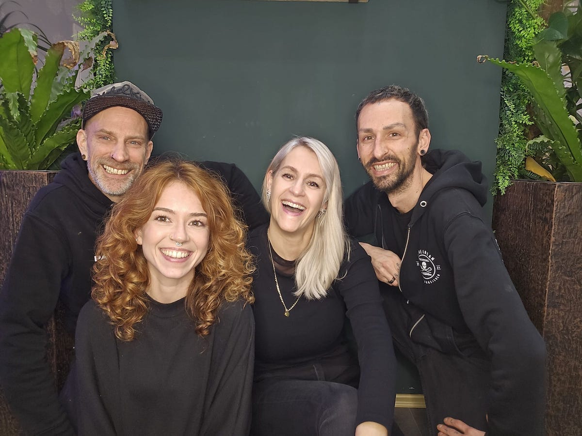 Das FloraVibes Team auf dem Sofa